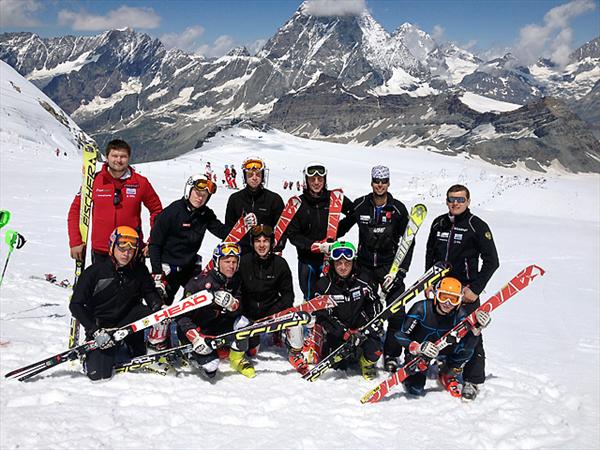 Команда с тренерами на снегу в Церматте. Фото ФГССР