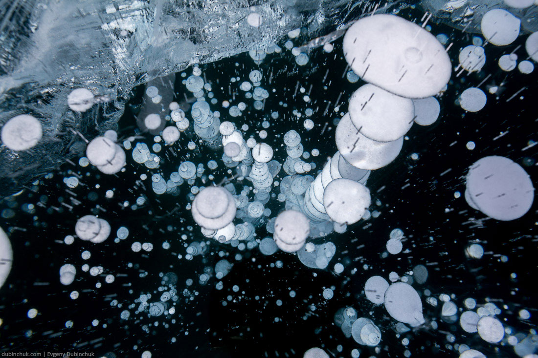 Пузыри во льду Байкала. Путешествие на Байкал на коньках. Bubbles in ice of Baikal lake