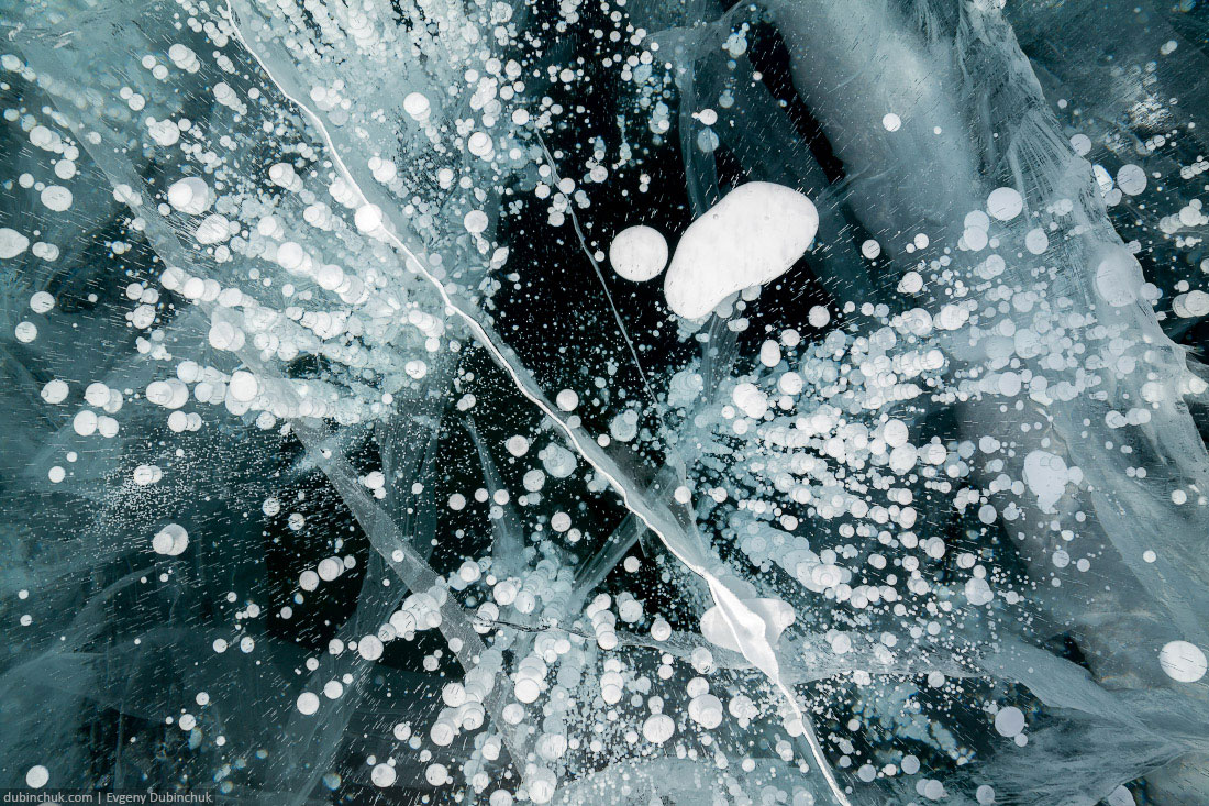 Пузыри во льду Байкала. Путешествие на Байкал на коньках. Bubbles in ice of Baikal lake