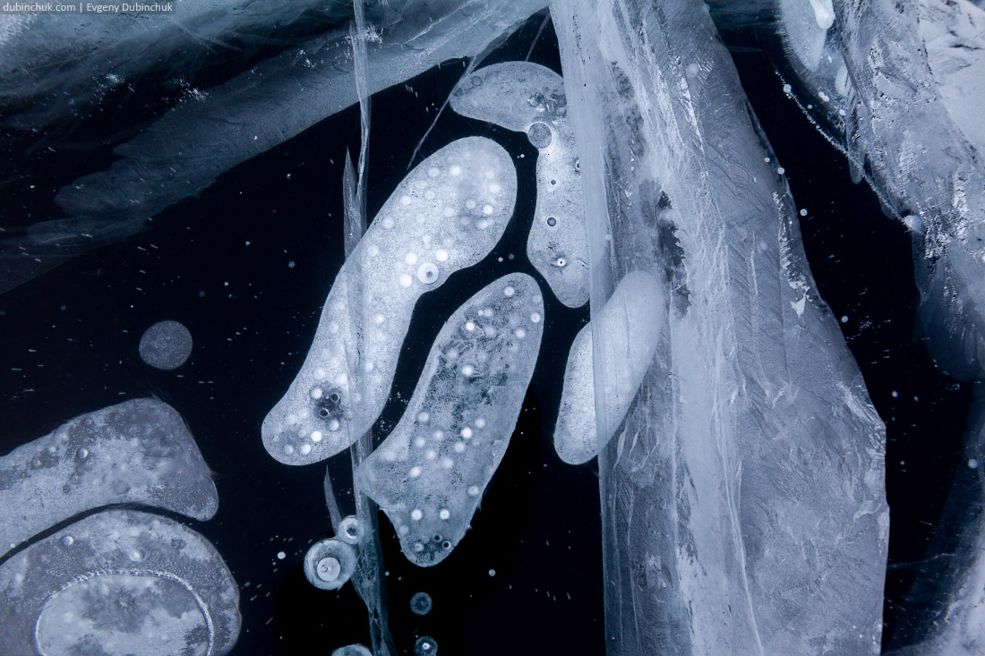 Пузыри во льду Байкала. Путешествие на Байкал на коньках. Bubbles in ice of Baikal lake
