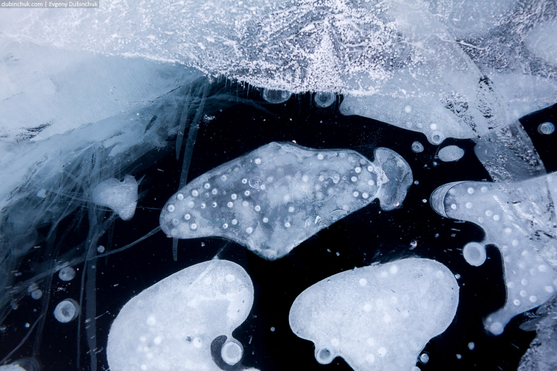 Пузыри во льду Байкала. Путешествие на Байкал на коньках. Bubbles in ice of Baikal lake