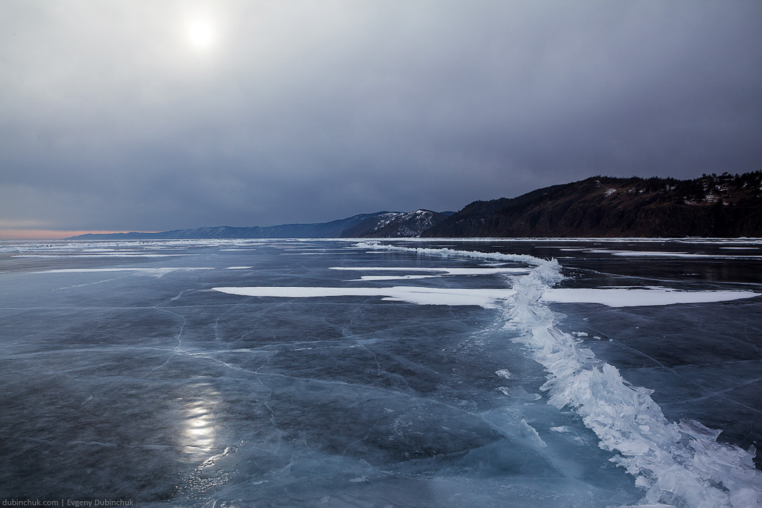 Свинцовые тучи над Байкалом. Путешествие на Байкал на коньках. Baikal lake ice