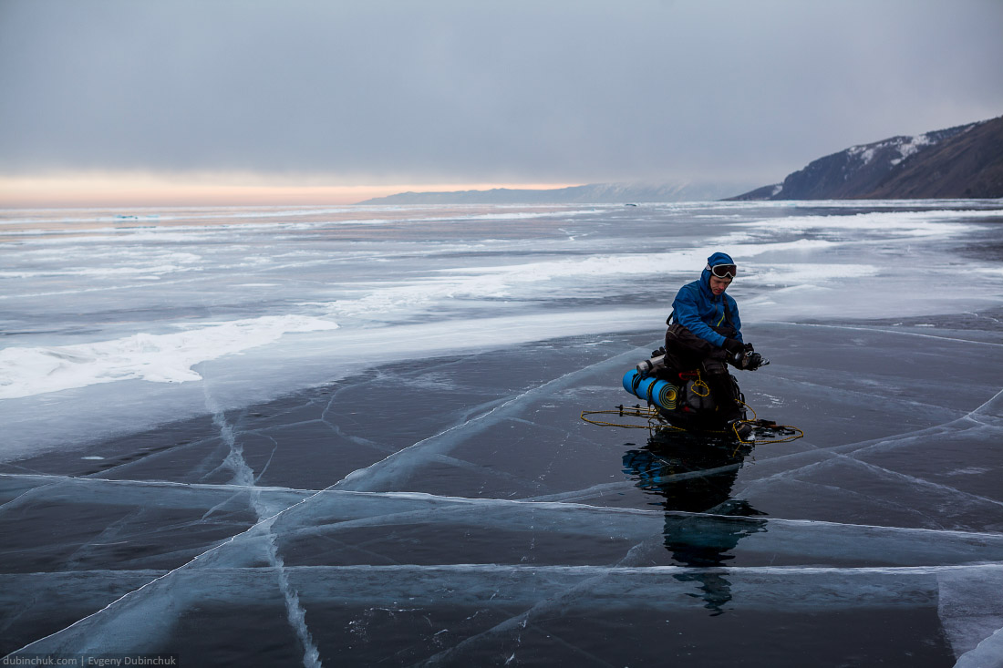 Свинцовые тучи над Байкалом. Путешествие на Байкал на коньках. Baikal lake ice