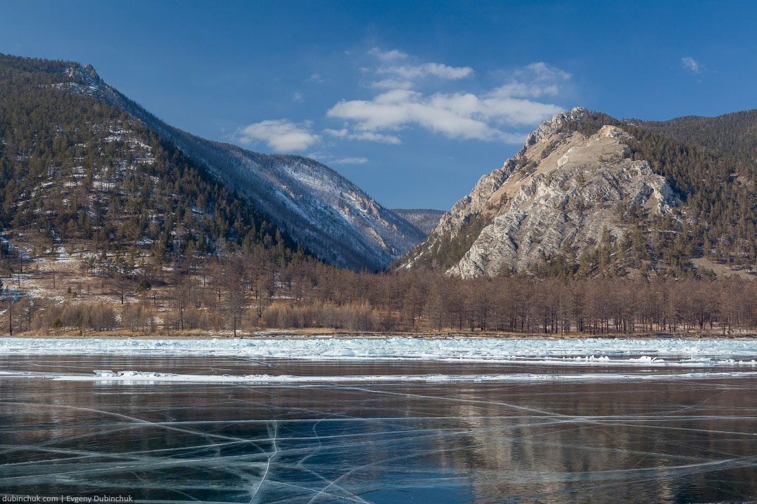 Поход по Байкалу на коньках. Уютное ущелье. Ice skating tour on Baikal lake.