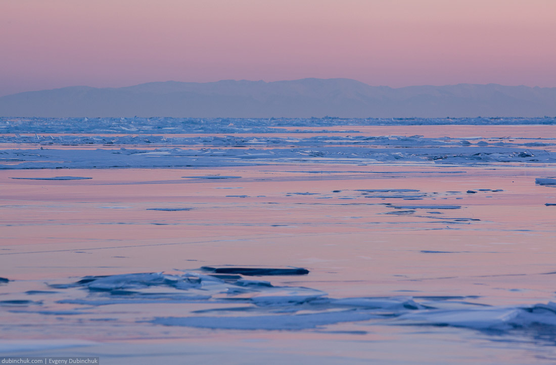 Фото льда Байкала на закате. Путешествие на Байкал на коньках. Photo of Baikal ice at sunset