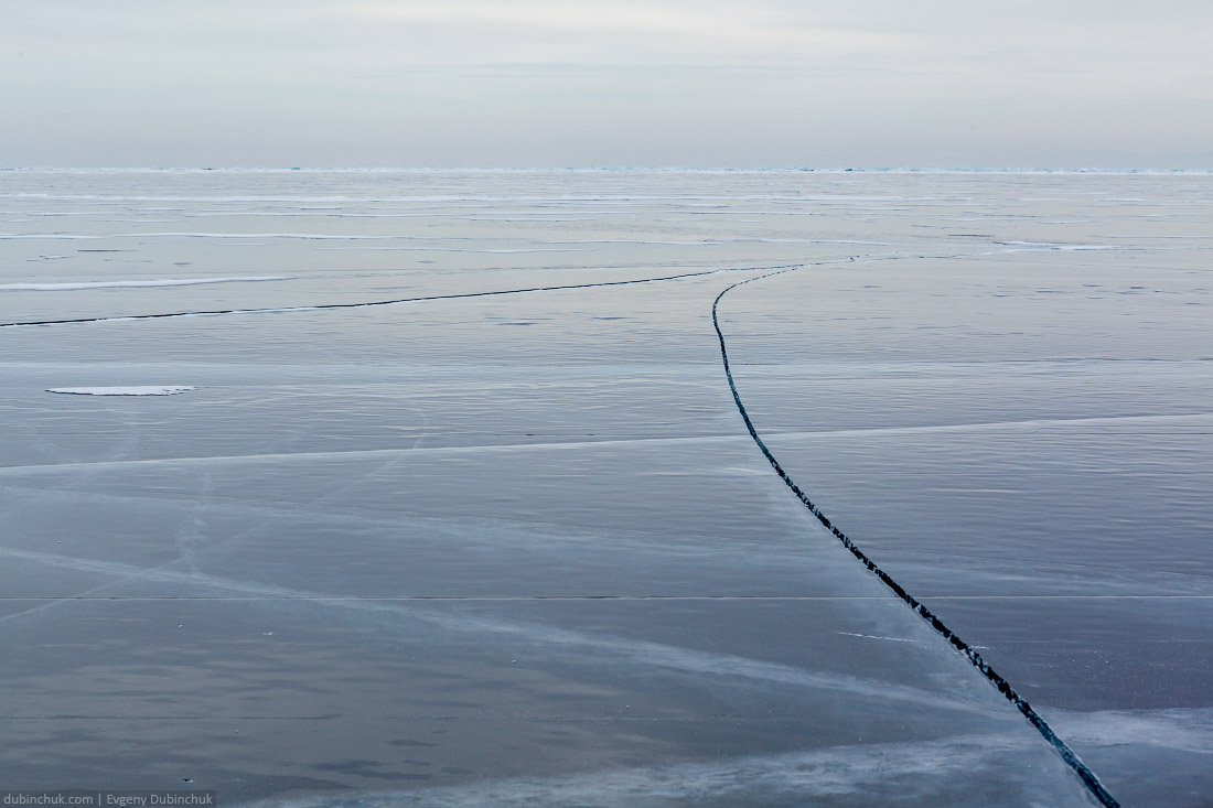 Трещина во льду Байкала. Путешествие на Байкал на коньках. Ice skating tour on Baikal lake. Ice crack