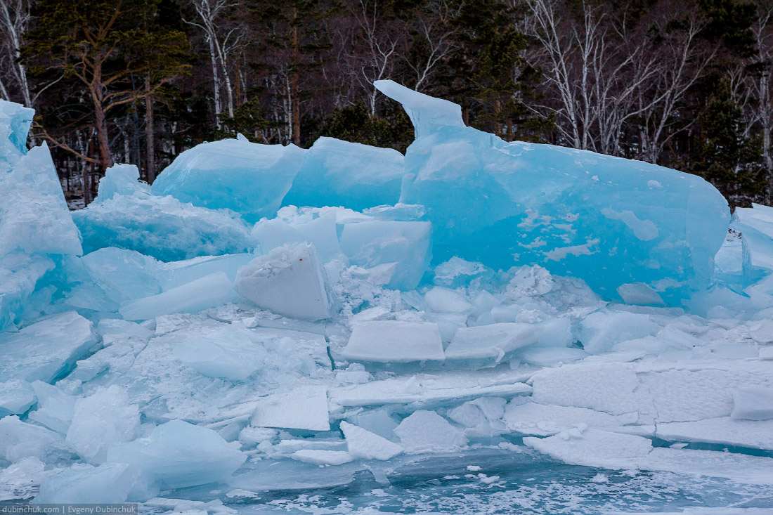 Синие ледяные торосы на Байкале. Путешествие на Байкал на коньках. Ice hummocks. Ice skating tour on Baikal lake.