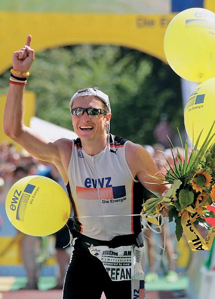 Победитель гонки &mdash; швейцарец Стефан Райзен &mdash; финиширует первым на Ironman     Switzerland-2006 с результатом 8 часов 16 минут 50 секунд. Для справки: результат лучшей &laquo;iron women&raquo; Ребекки Престон из Австрии &mdash; 9 часов 24 минуты 18 секунд.
            фото: Reuters (Sebastian Derungs)