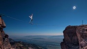 Highlining During the Solar Eclipse! | Alex Mason