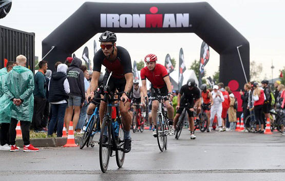 Россияне Слепов и Кочеткова выиграли соревнования по триатлону Ironman в Петербурге