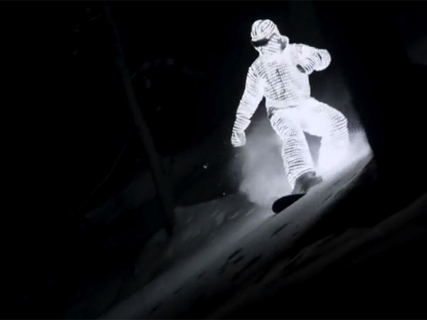 Самый экстравагантный костюм для сноубординга в мире (видео) Самый экстравагантный костюм для сноубординга в мире (видео)