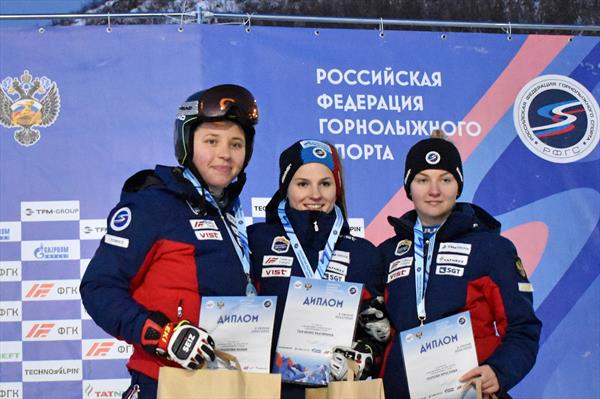 Екатерина Ткаченко не уступает первую строчку на этапах Кубка России в слаломе-гиганте