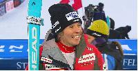 Камилла Раст празднует свою первую победу  в слаломе на Кубке мира по горным лыжам в Киллингтоне 