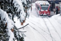 Швейцарская железная дорога парализована из-за снега  