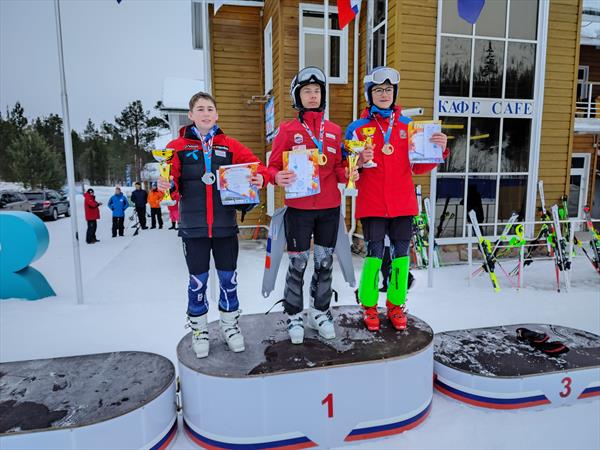 Кристина Гусева и Марк Степанян – победители слалома-гиганта на Всероссийских соревнованиях «На приз «Кольской АЭС»