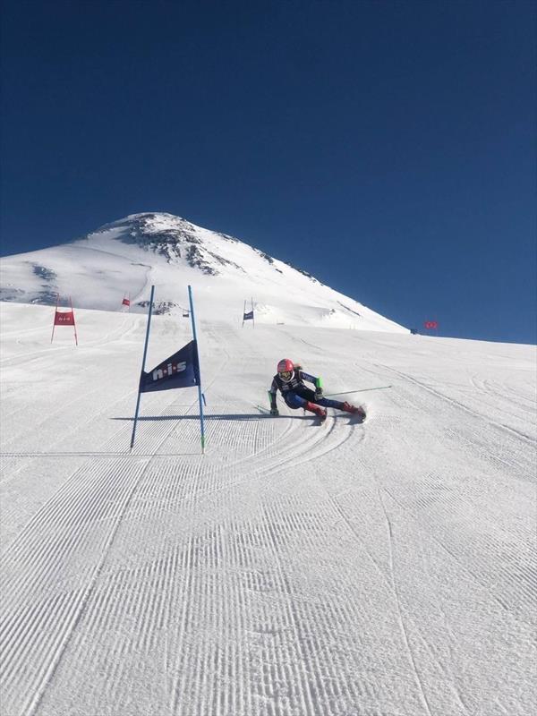 У сборных команд России начинаются вторые лыжные сборы на Эльбрусе