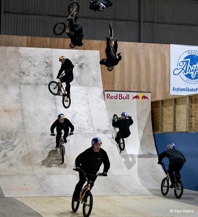 Восходящая звезда Киран Райли первым в мире совершил triple flair на BMX