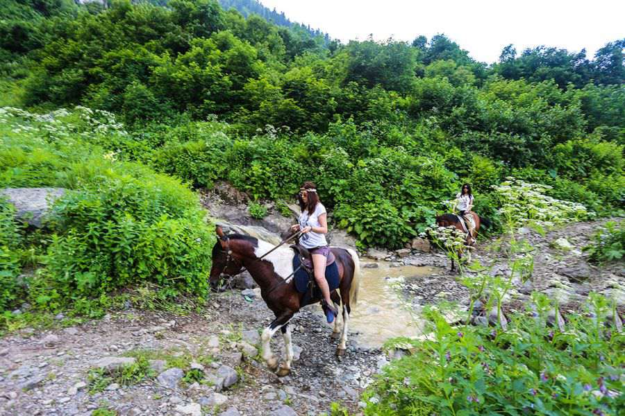 Горный курорт «Горки Город» запускает конные прогулки к водопаду Поликаря